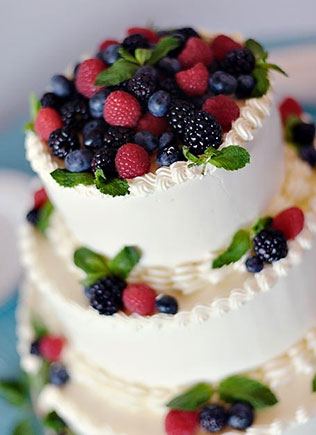 свадебный торт с фруктами и ягодами