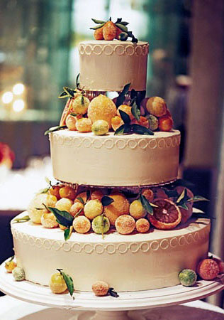 свадебный торт с фруктами и ягодами