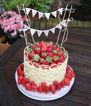 свадебный торт с фруктами и ягодами