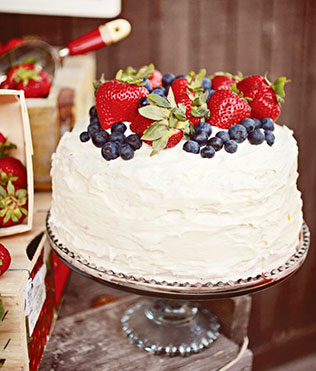свадебный торт с фруктами и ягодами