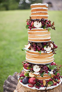 свадебный торт с фруктами и ягодами