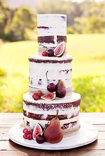 свадебный торт с фруктами и ягодами