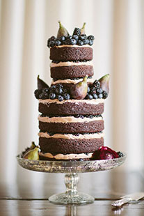 свадебный торт с фруктами и ягодами