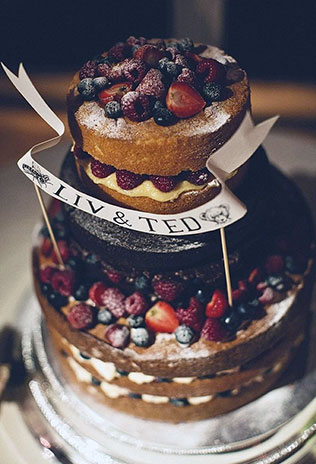 свадебный торт с фруктами и ягодами