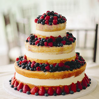 свадебный торт с фруктами и ягодами