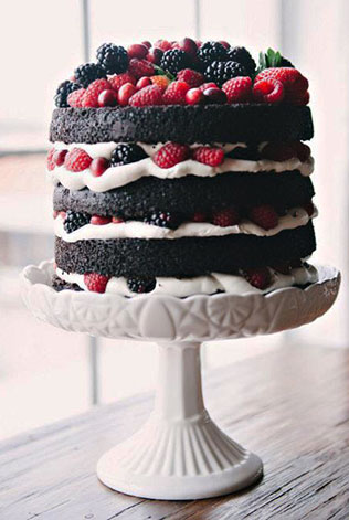 свадебный торт с фруктами и ягодами