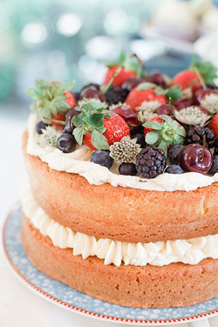 свадебный торт с фруктами и ягодами