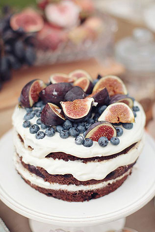 свадебный торт с фруктами и ягодами