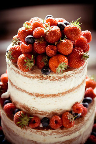 свадебный торт с фруктами и ягодами