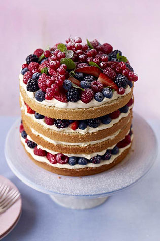 свадебный торт с фруктами и ягодами