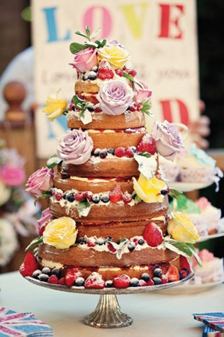 свадебный торт с фруктами и ягодами