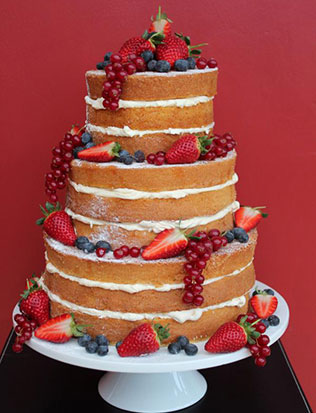 свадебный торт с фруктами и ягодами