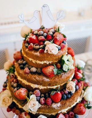 свадебный торт с фруктами и ягодами