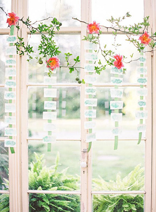 60 оригинальных идей для дизайна рассадочных карточек, карточки на ленточке