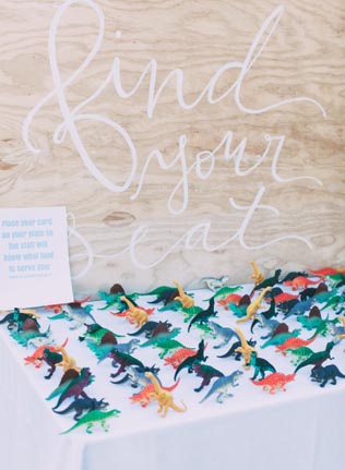 60 оригинальных идей для дизайна рассадочных карточек, диназавры