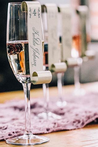 60 оригинальных идей для дизайна рассадочных карточек, карточки на бокале