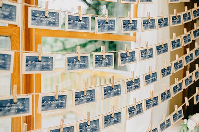 60 оригинальных идей для дизайна рассадочных карточек, карточки на прищепках