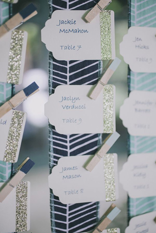 60 оригинальных идей для дизайна рассадочных карточек, карточки на прищепках 