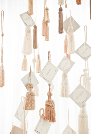 60 оригинальных идей для дизайна рассадочных карточек, карточки с кисточками