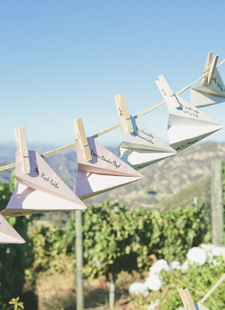 60 оригинальных идей для дизайна рассадочных карточек, бумажные самолетики