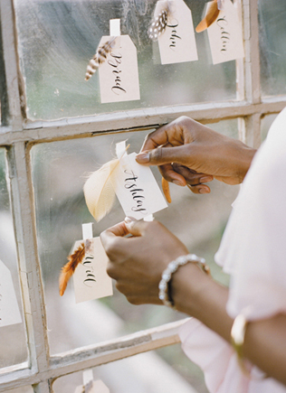 60 оригинальных идей для дизайна рассадочных карточек, перья