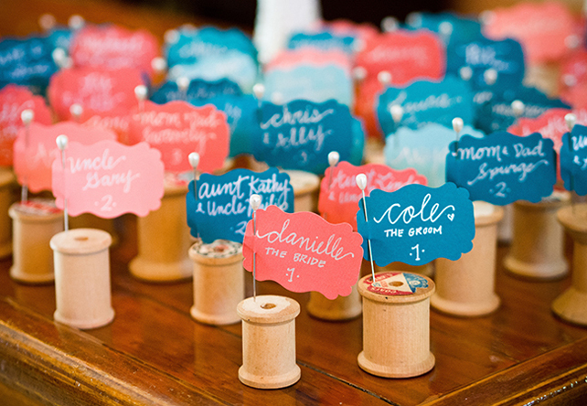 60 оригинальных идей для дизайна рассадочных карточек, катушки ниток