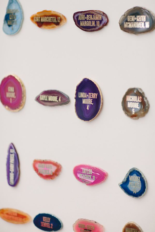 60 оригинальных идей для дизайна рассадочных карточек, камни