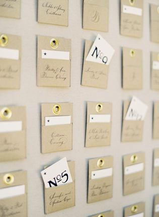 60 оригинальных идей для дизайна рассадочных карточек, карточки в кармашках