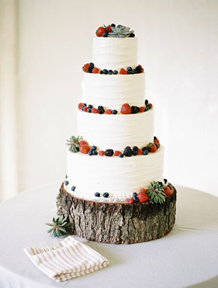 зимний свадебный торт с ягодами