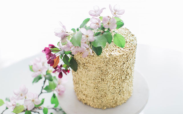 золотой свадебный торт