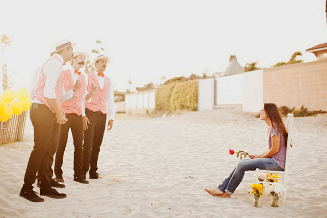 предложение руки на пляже