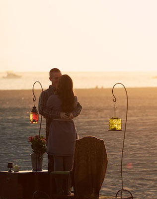 предложение руки на пляже