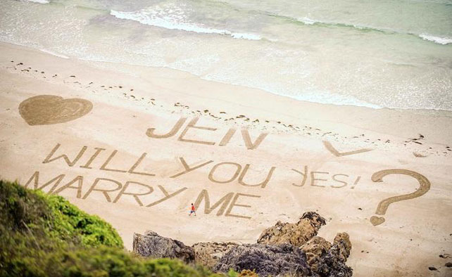 предложение руки на пляже