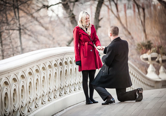 предложение руки на мосту