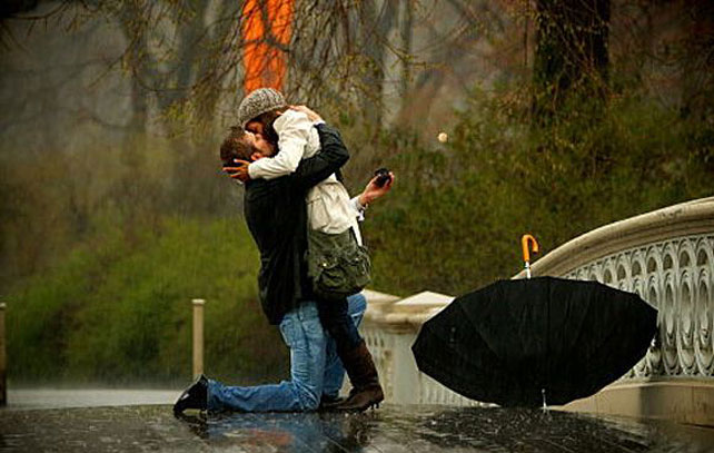 предложение руки на мосту