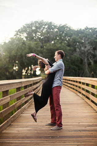 предложение руки на мосту