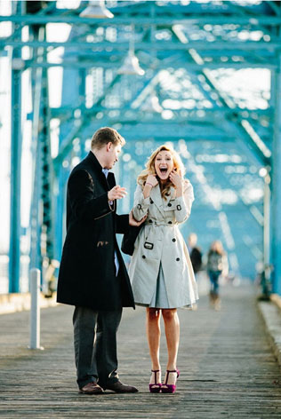 предложение руки на мосту