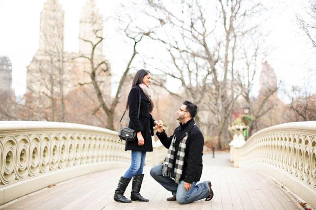 предложение руки на мосту