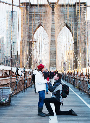 предложение руки на мосту