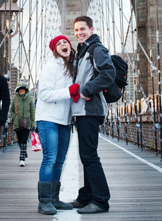 предложение руки на мосту