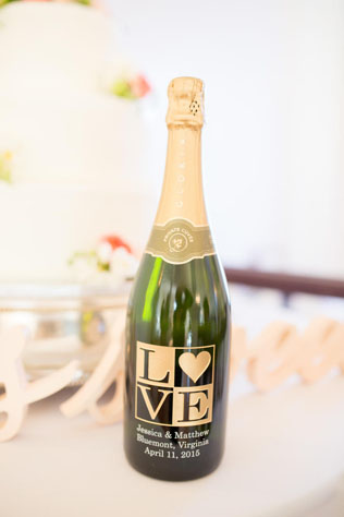 Bubbly bar: 7 свадебных идей для подачи шампанского, Рассадочные карточки и декор стола