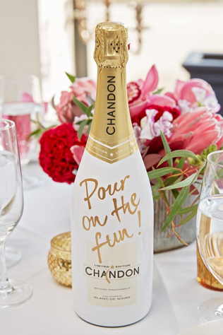 Bubbly bar: 7 свадебных идей для подачи шампанского, Рассадочные карточки и декор стола