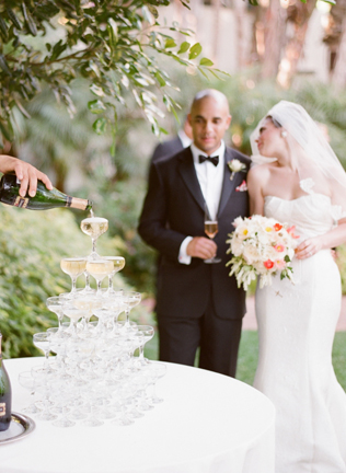 Bubbly bar: 7 свадебных идей для подачи шампанского, Горка из бокалов шампанского