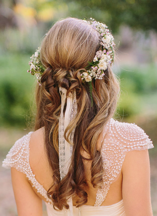 Свадебные прически с венком в зависимости от длины волос и материалов — Свадебный портал Marry