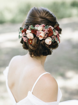 прическа невесты 2019, свадебная прическа с цветами 