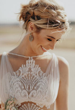 прическа невесты 2019, свадебная прическа с плетением, свадебная прическа с косами 