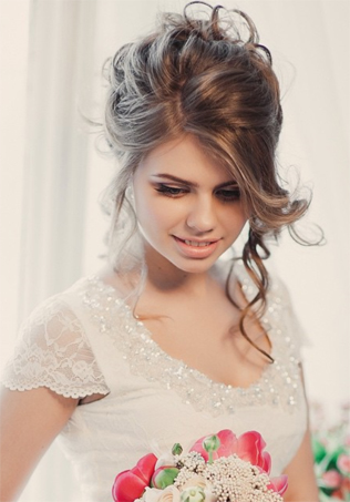 прическа невесты 2019, свадебная прическа с выпущенными прядями 