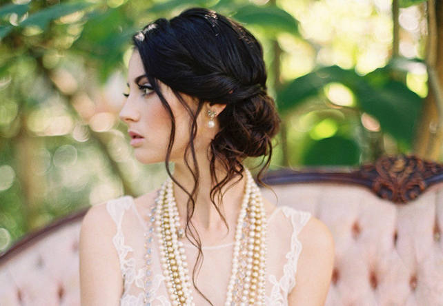 прическа невесты 2019, свадебная прическа с выпущенными прядями