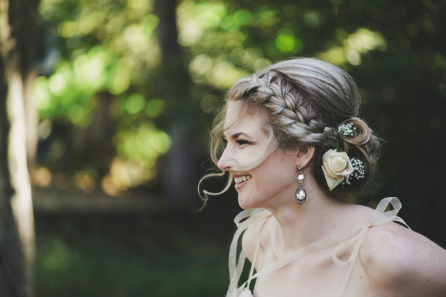 прическа невесты 2019, свадебная прическа с выпущенными прядями