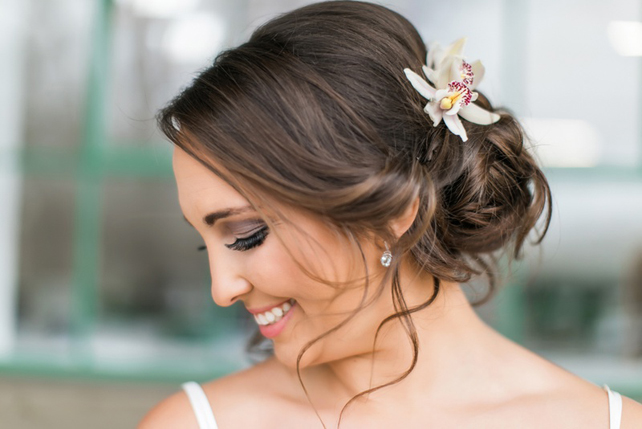 прическа невесты 2019, свадебная прическа с выпущенными прядями